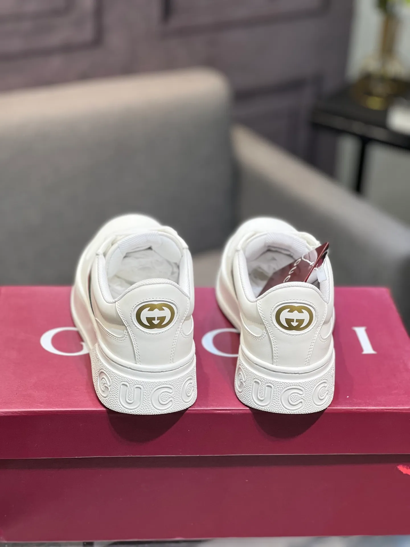Men's men's shoes💰640 Gucci counter's latest couple's biscuit shoes‼ ️ 👑Purchasing agent level Gucci’s latest IP lightweight thick-soled white shoes can be put on your feet in seconds**4CM! ! Simple, easy to match and full of retro charm ~ the latest anti-counterfeiting cloth label on the tongue. And with electronic chip anti-counterfeiting.   The upper is made of imported environmentally friendly water-dyed calfskin, with a +1:1 fly-woven mesh surface to absorb sweat and an inner lining! Fly-knitted leather molded latex insole. Original IP lightweight outsole, one-piece injection molding, super comfortable and elastic, size: female 35-40 (female 41 customized) male 39-44 (male 38.45 46 customized)